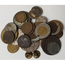 WORLD LOT OF OVER 35 . TOKENS, PINS AND OTHER ITEMS